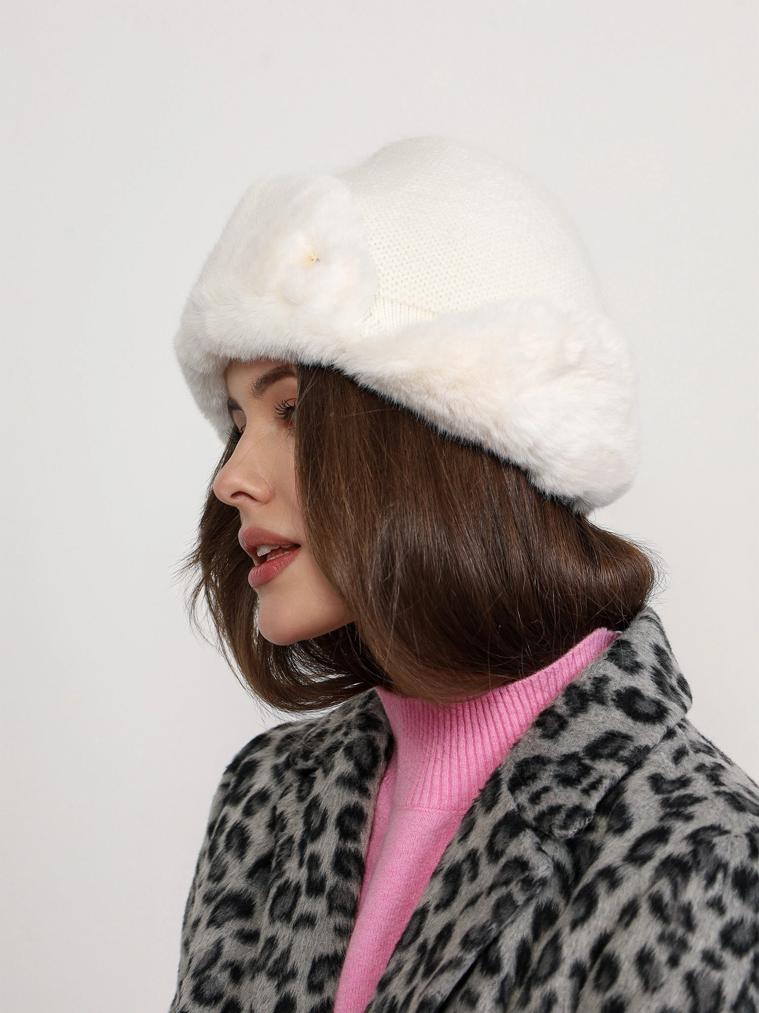 Шапка-ушанка с меховым козырьком белого цвета